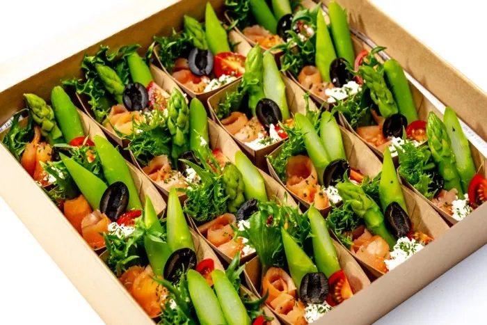 スモークサーモンサラダカッテージチーズとブラックオリーブ